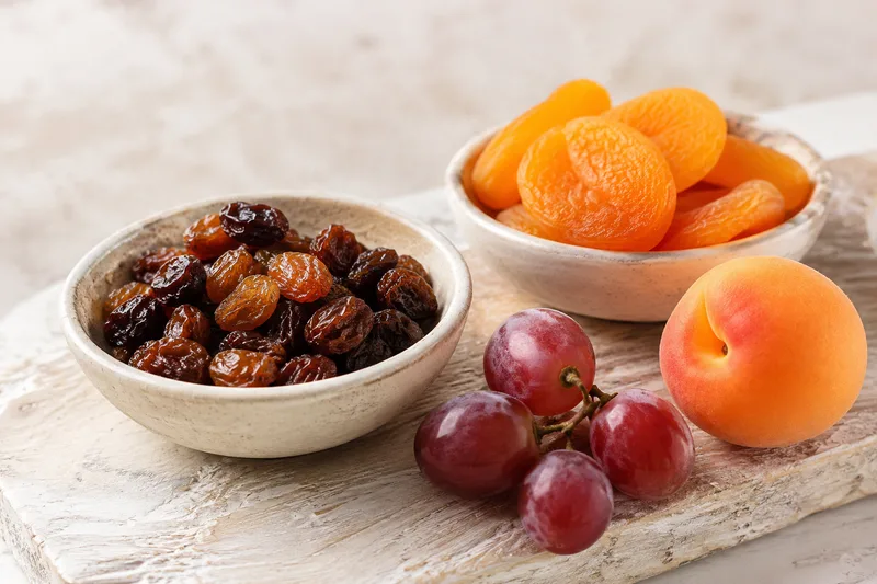Gedroogd fruit naast vers fruit