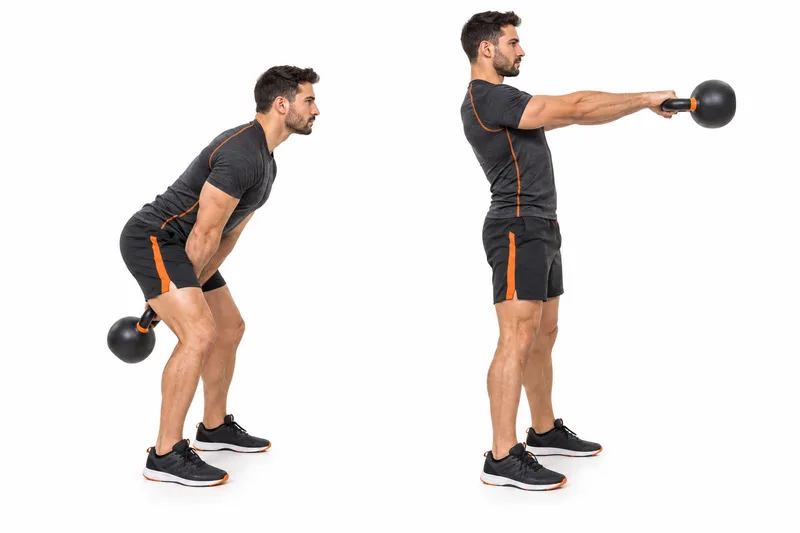 Een sporter brengt de heupen naar achteren terwijl één kettlebell tussen de benen zwaait.